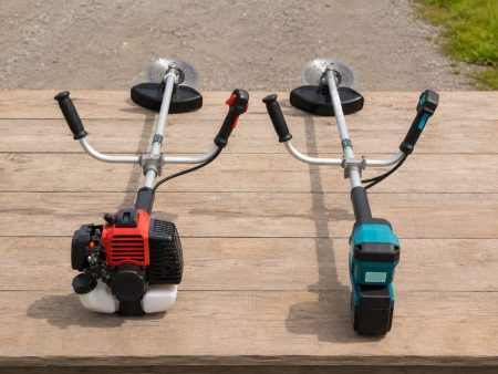 エンジン式とバッテリー式の刈払機を並べて比較する様子